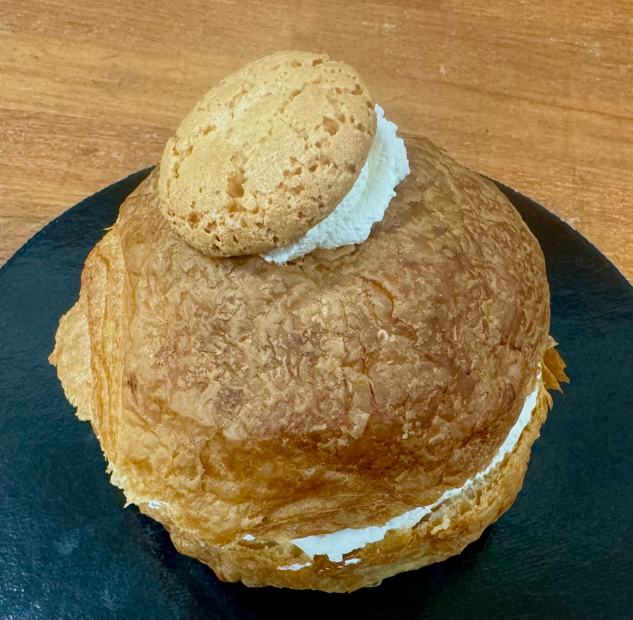 Flødefastelavnsbolle m. Æblefromage, æblemarmelade, makroner og fløde