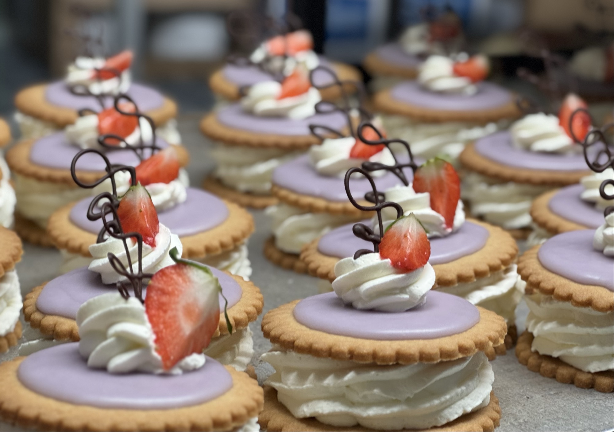 Medalje med Vaniljecreme- Hindbærmarmelade og Fløde